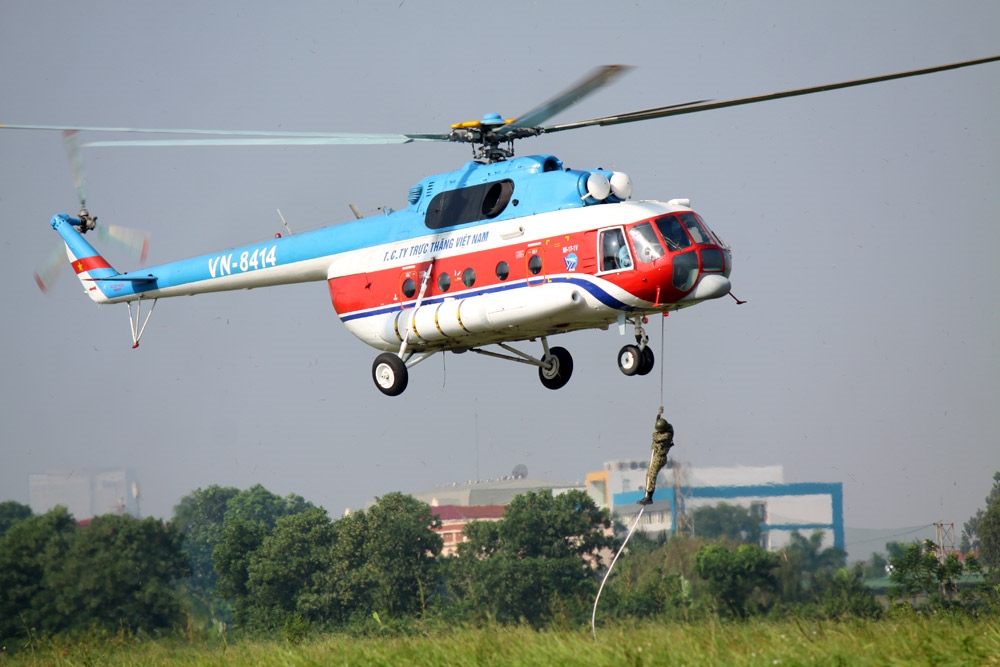 Máy bay Mi của Công ty Trực thăng miền Bắc bay đổ bộ đặc công trong một cuộc diễn tập chống khủng bố.