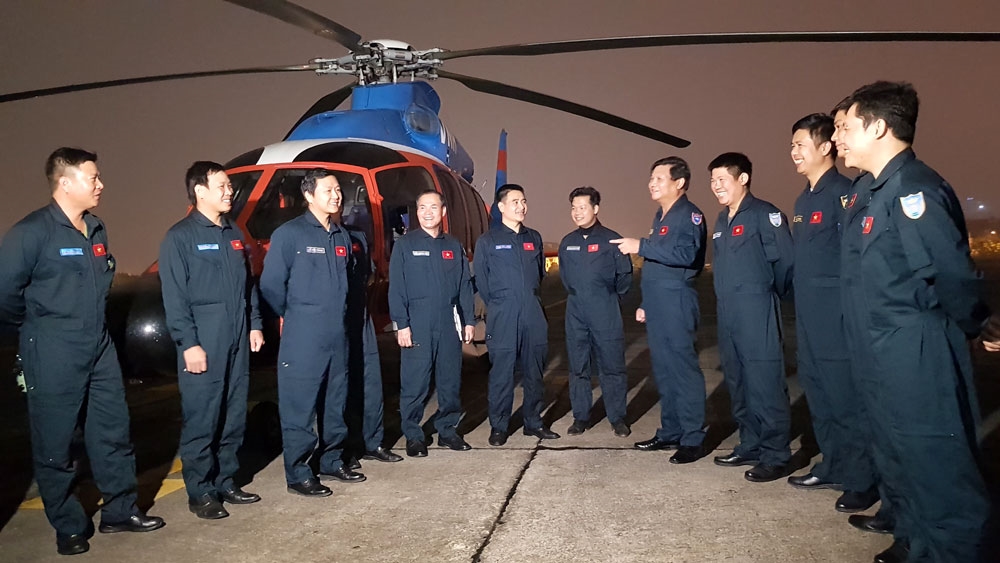 Để hoàn thành tốt nhiệm vụ quân sự- quốc phòng và sản xuất kinh doanh, binh đoàn luôn coi trọng đào tạo nguồn nhân lực, đặc biệt là đội ngũ phi công và ngành kỹ thuật hàng không. Trong ảnh: Thiếu tướng Hà Tiến Dũng (thứ 7 từ trái qua), Tư lệnh Binh đoàn 18, trao đổi, truyền thụ kinh nghiệm cho các phi công trẻ sau một ban bay huấn luyện.