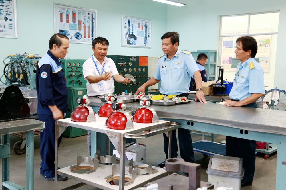 Tư lệnh Binh đoàn 18, Thiếu tướng Hà Tiến Dũng kiểm tra công tác bảo dưỡng, sửa chữa tại Công ty Cổ phần dịch vụ kỹ thuật Trực thăng Helitechco, trực thuộc binh đoàn.