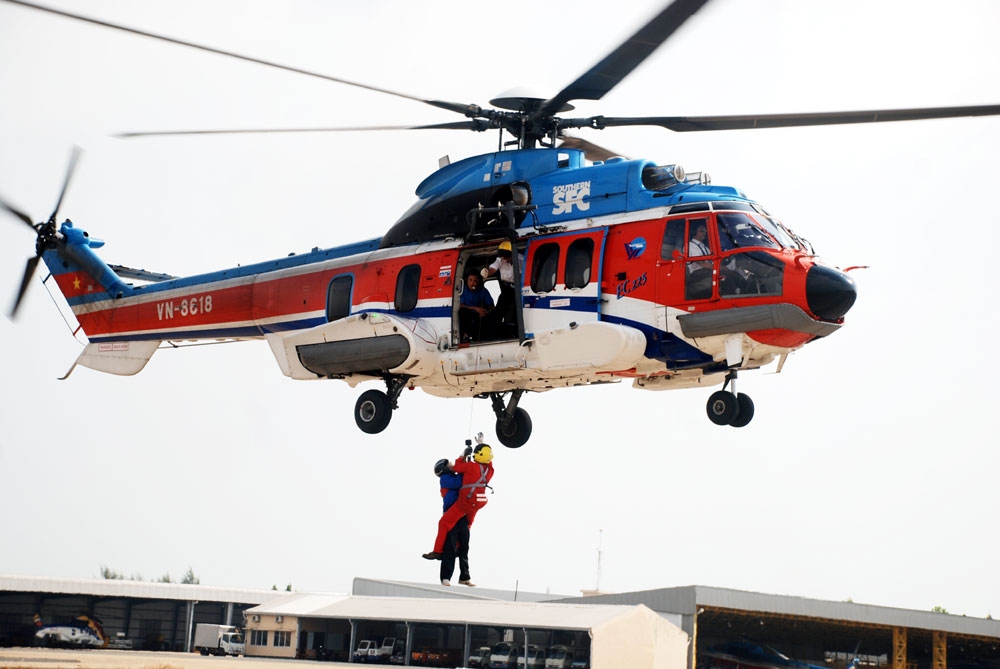 Huấn luyện treo cẩu, cấp cứu tại Công ty Trực thăng miền Nam.