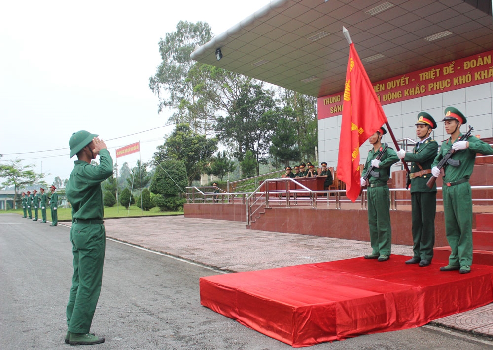 Chiến sĩ mới Trung đoàn 98 đọc 10 lời thề danh dự của quân nhân trong lễ tuyên thệ.