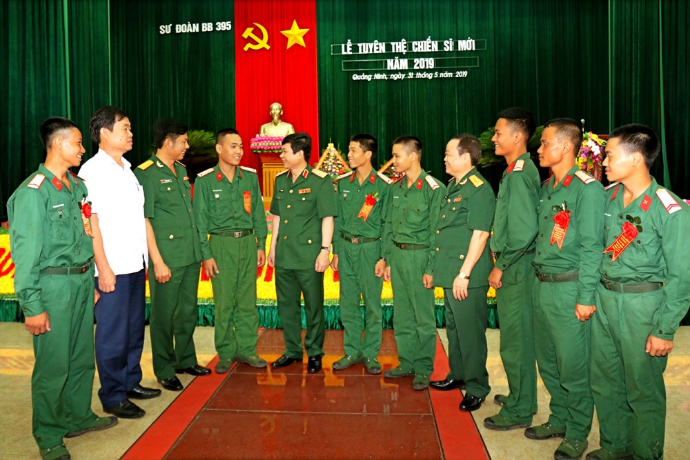 Thiếu tướng Bùi Công Chức, Phó chính ủy Quân khu 3 và lãnh đạo địa phương động viên cán bộ, chiến sĩ Sư đoàn 395, Quân khu 3 trong Lễ tuyên thệ chiến sĩ mới.