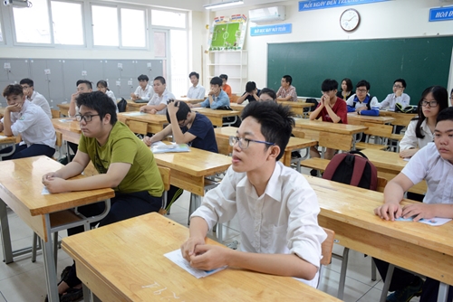Hơn 85.000 học sinh Hà Nội làm thủ tục dự kỳ thi tuyển sinh lớp 10 THPT công lập