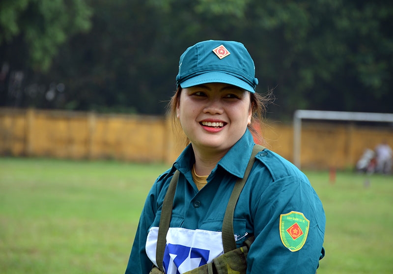 Các vận động viên tham gia thi đấu ném lựu đạn.