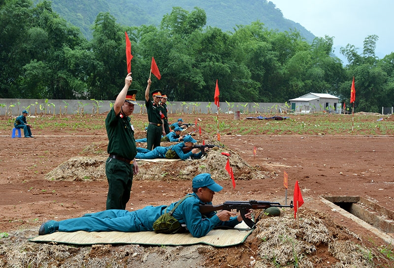 Thực hành bắn súng tiểu liên AK bài 1 ở 3 tư thế nằm.