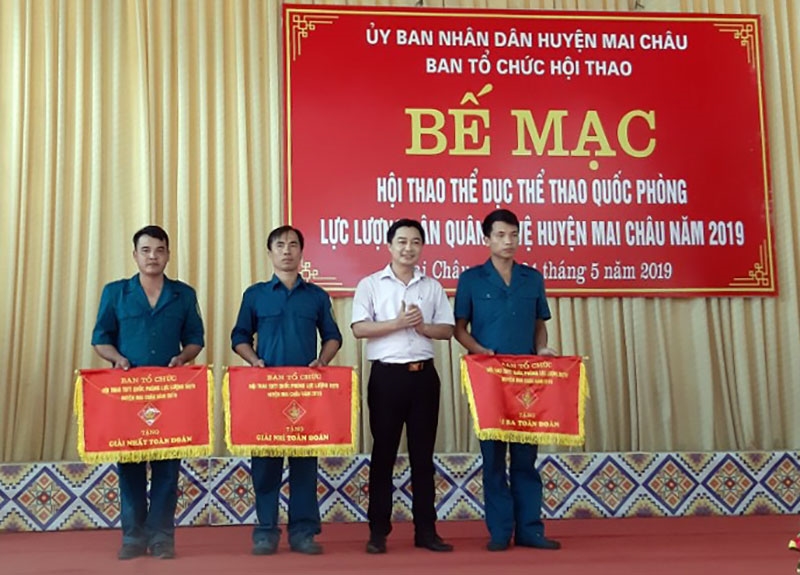 Đại diện lãnh đạo huyện Mai Châu trao giải cho các đội đạt thành tích cao trong hội thao.