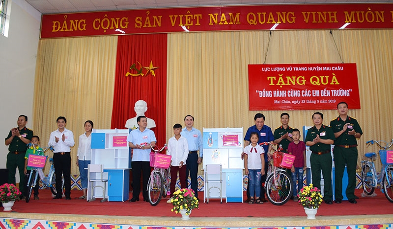 Nhân dịp này, LLVT huyện Mai Châu tặng 7 suất quà (xe đạp và tủ sách học tập) cho các cháu học sinh có hoàn cảnh nghèo vượt khó.