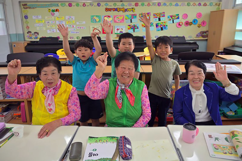 Những lớp học vỡ lòng dành cho cụ bà Hàn Quốc

