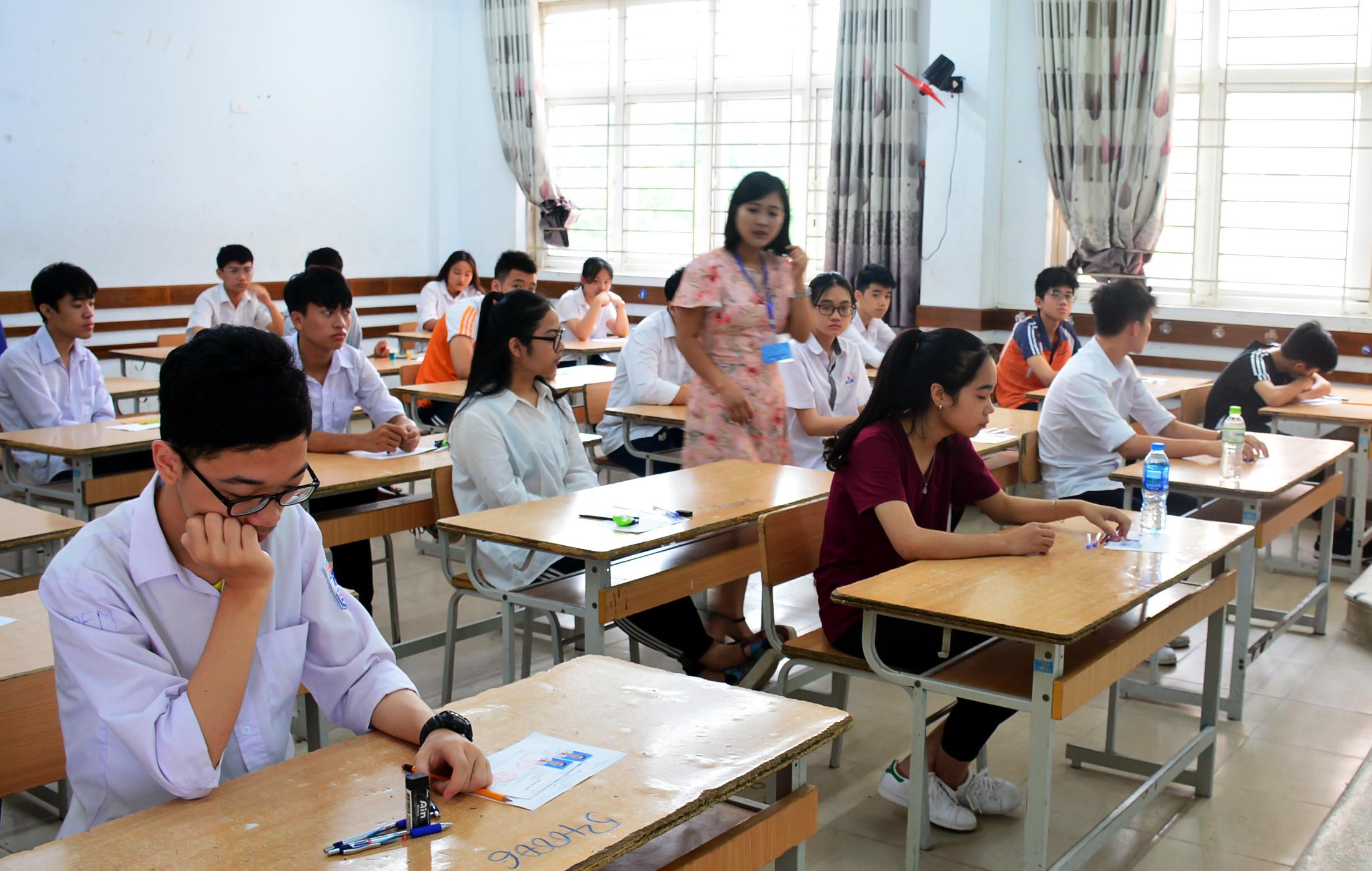 Nghiêm túc, đúng quy chế

