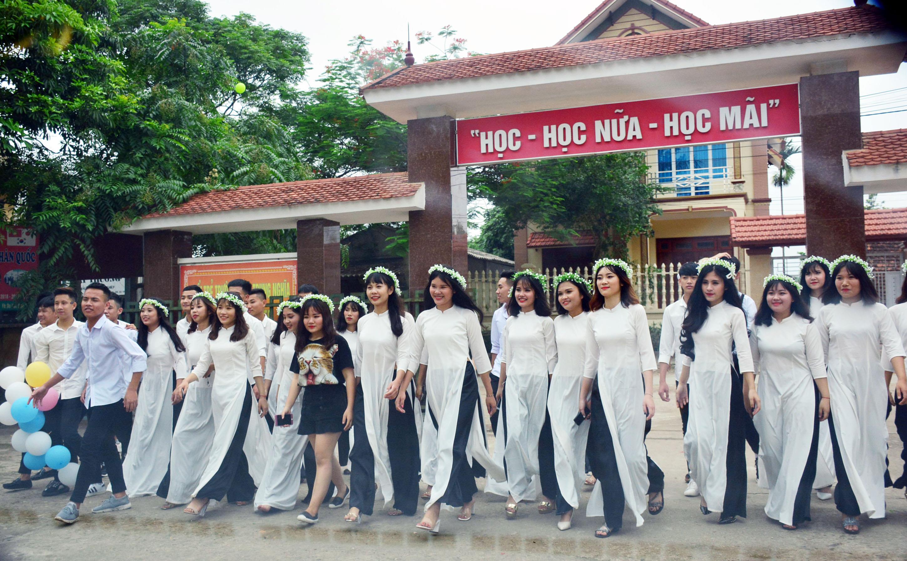 Khoảnh khắc chia tay thời áo trắng