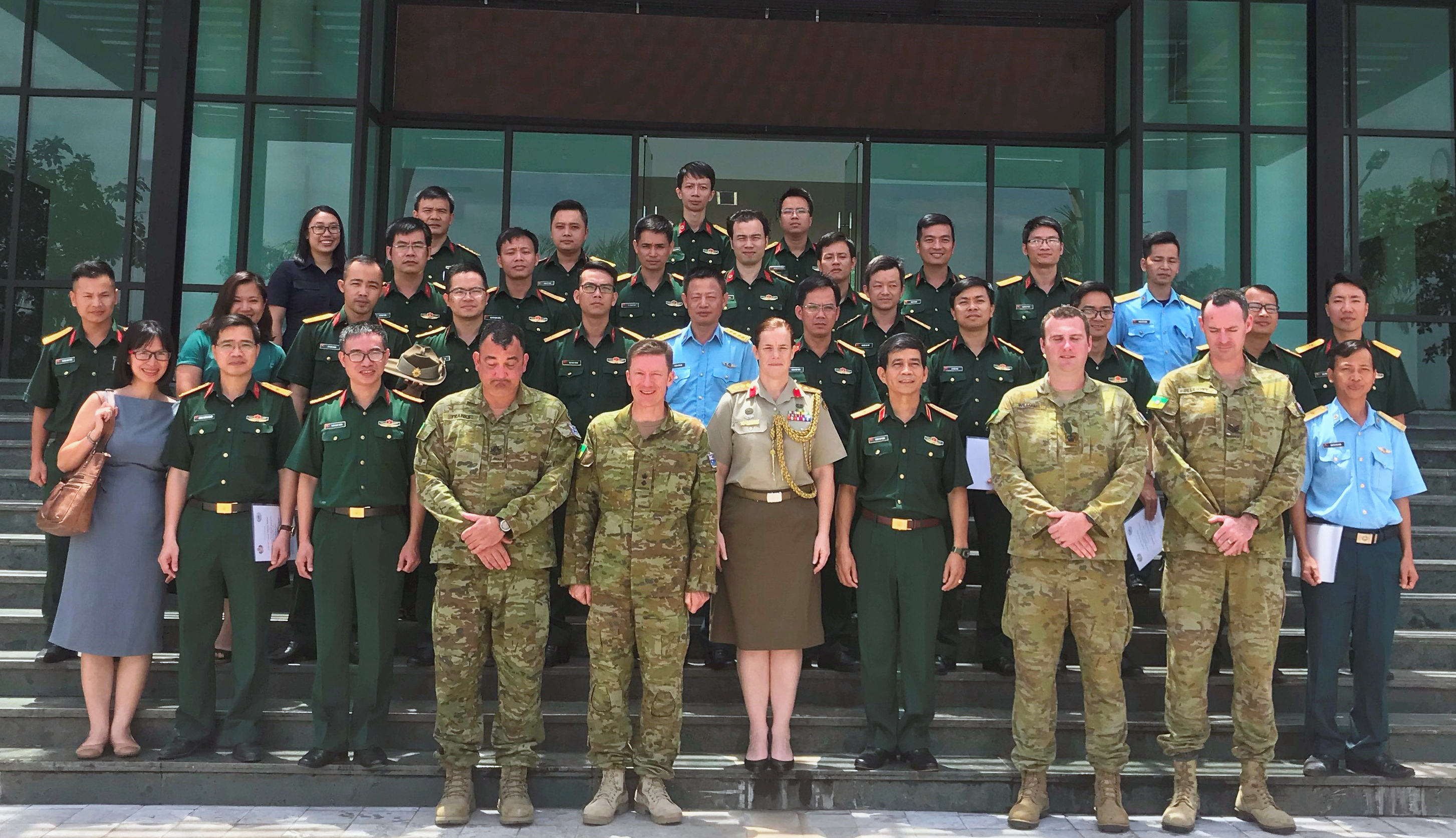 Chia sẻ kinh nghiệm vận chuyển y tế đường không cho Bệnh viện dã chiến cấp 2 số 2