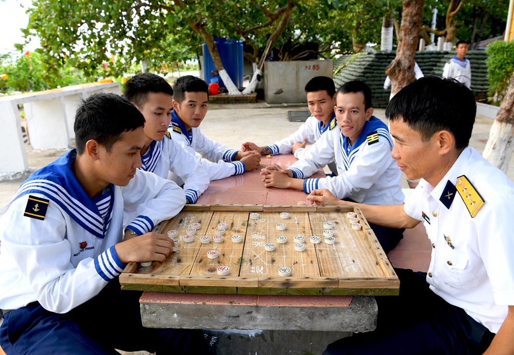 ...Giúp cán bộ, chiến sĩ và các đoàn công tác ra đảo nghỉ ngơi, vui chơi và thư giãn.