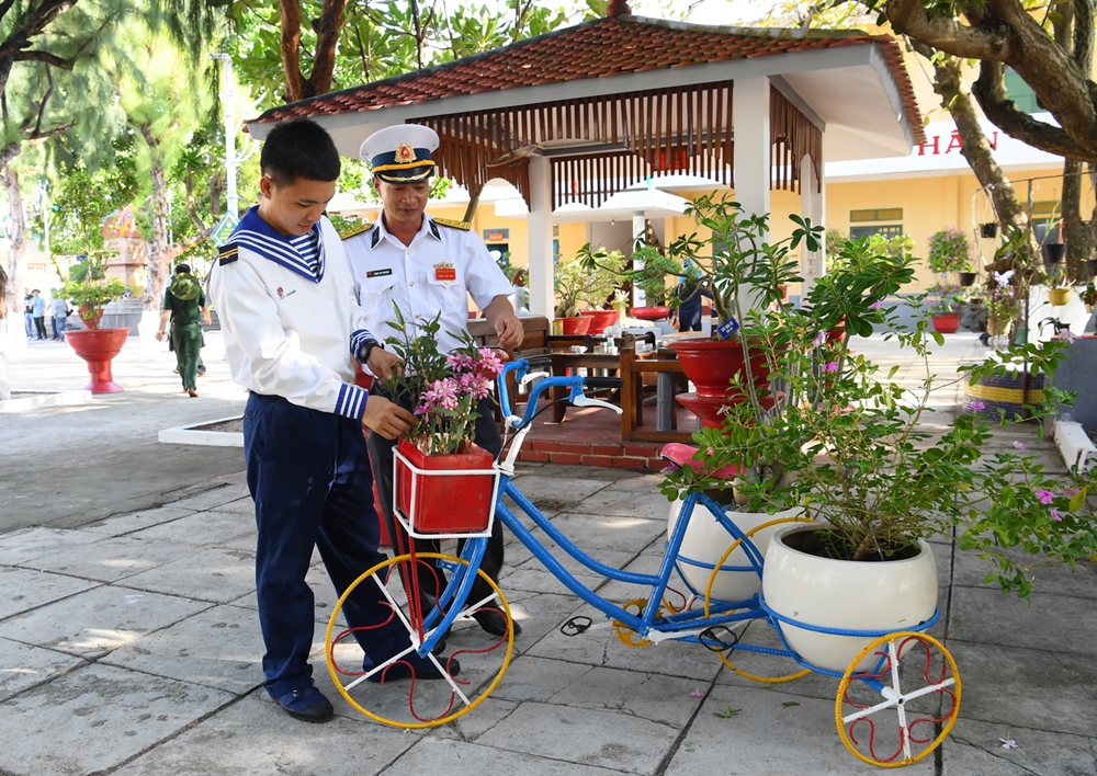 Nhờ những bàn tay khéo léo của chiến sĩ, những đồ vật cũ cũng trở thành xe hoa ngộ nghĩnh.
