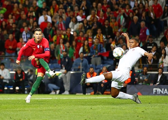 Ronaldo đưa Bồ Đào Nha vào chung kết UEFA Nations League