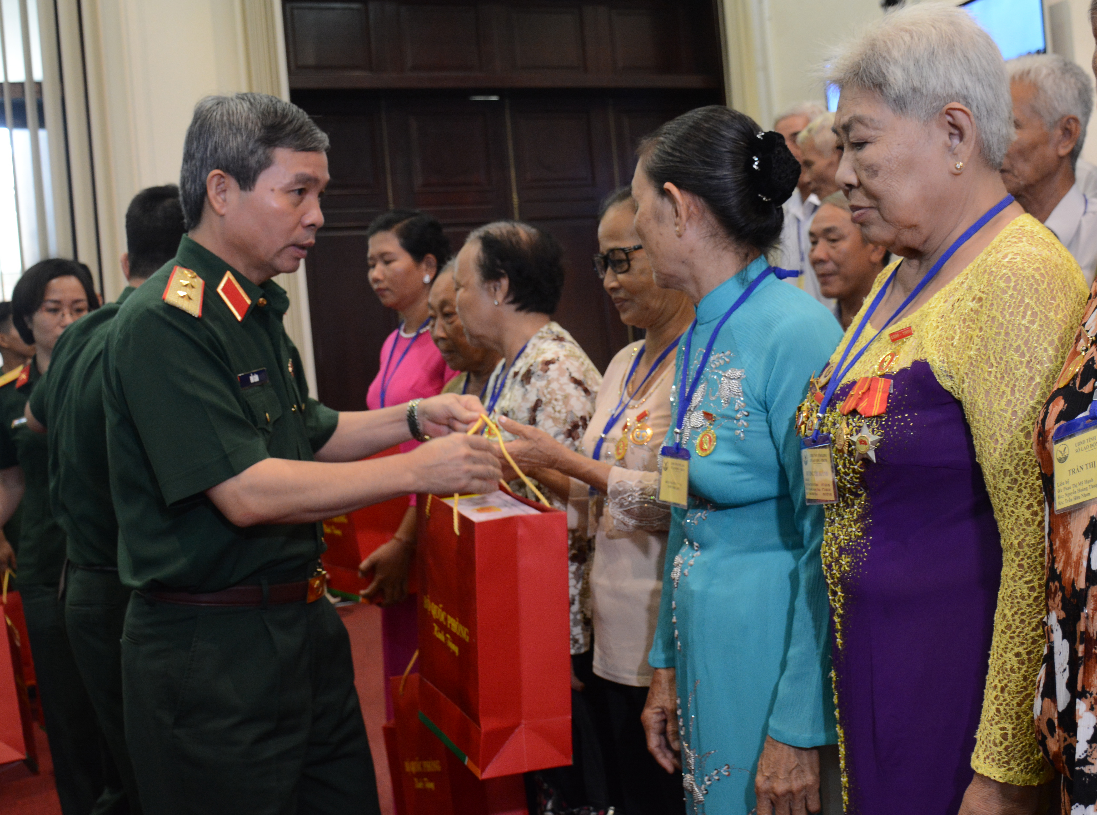 Bộ Quốc phòng gặp mặt đại biểu người có công tỉnh Vĩnh Long