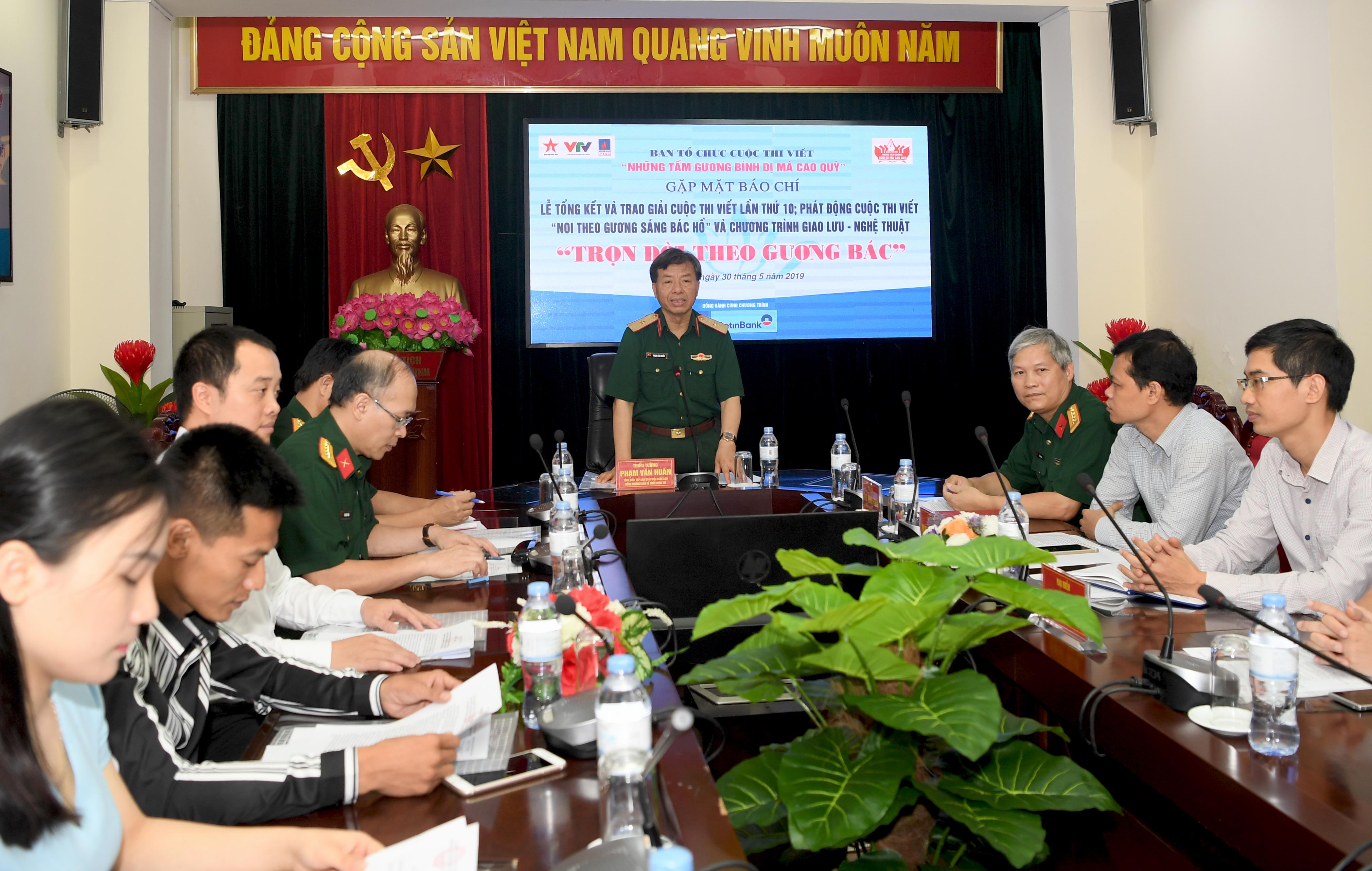 Trao giải Cuộc thi viết “Những tấm gương bình dị mà cao qúy” lần thứ 10, phát động Cuộc thi viết “Noi theo gương sáng Bác Hồ” và Chương trình giao lưu-nghệ thuật “Trọn đời theo gương Bác”