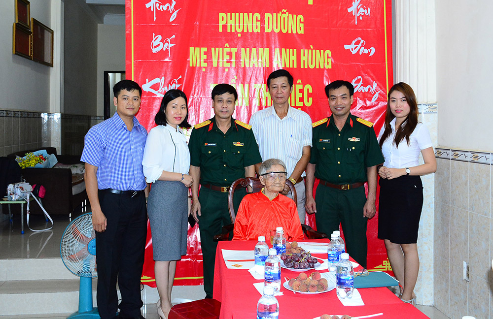 Tổng công ty Thái Sơn nhận phụng dưỡng Bà mẹ Việt Nam anh hùng Trần Thị Riệc

