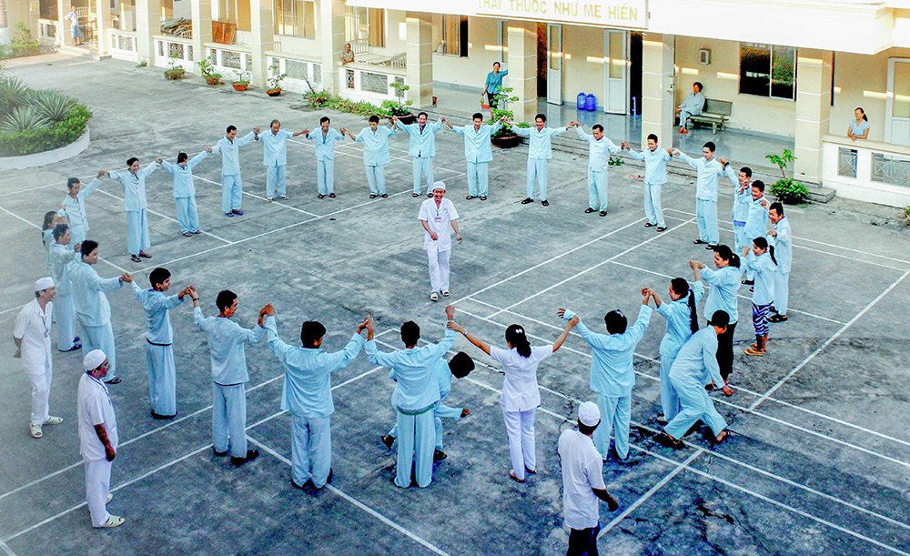 Giúp người bệnh hòa nhập đời thường 