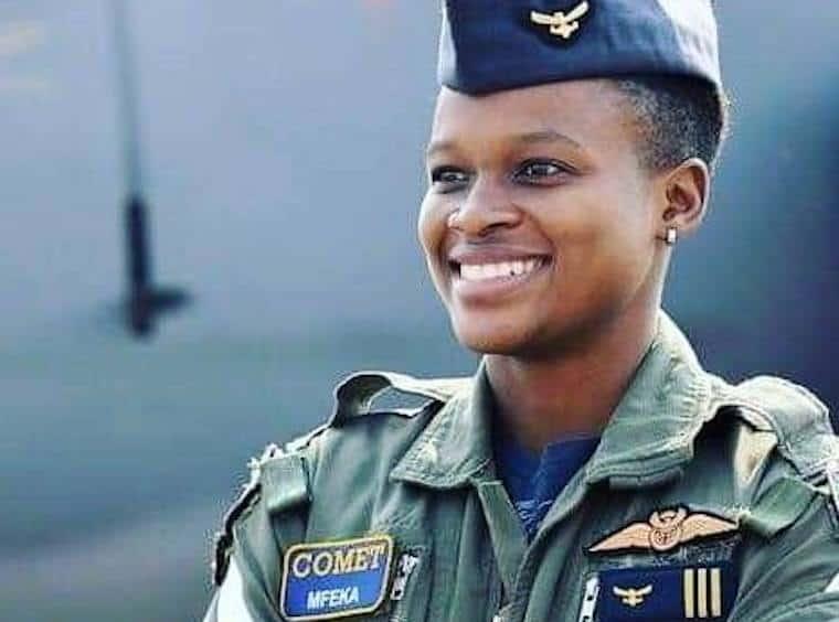 Nữ phi công da màu đầu tiên của Không quân Nam Phi