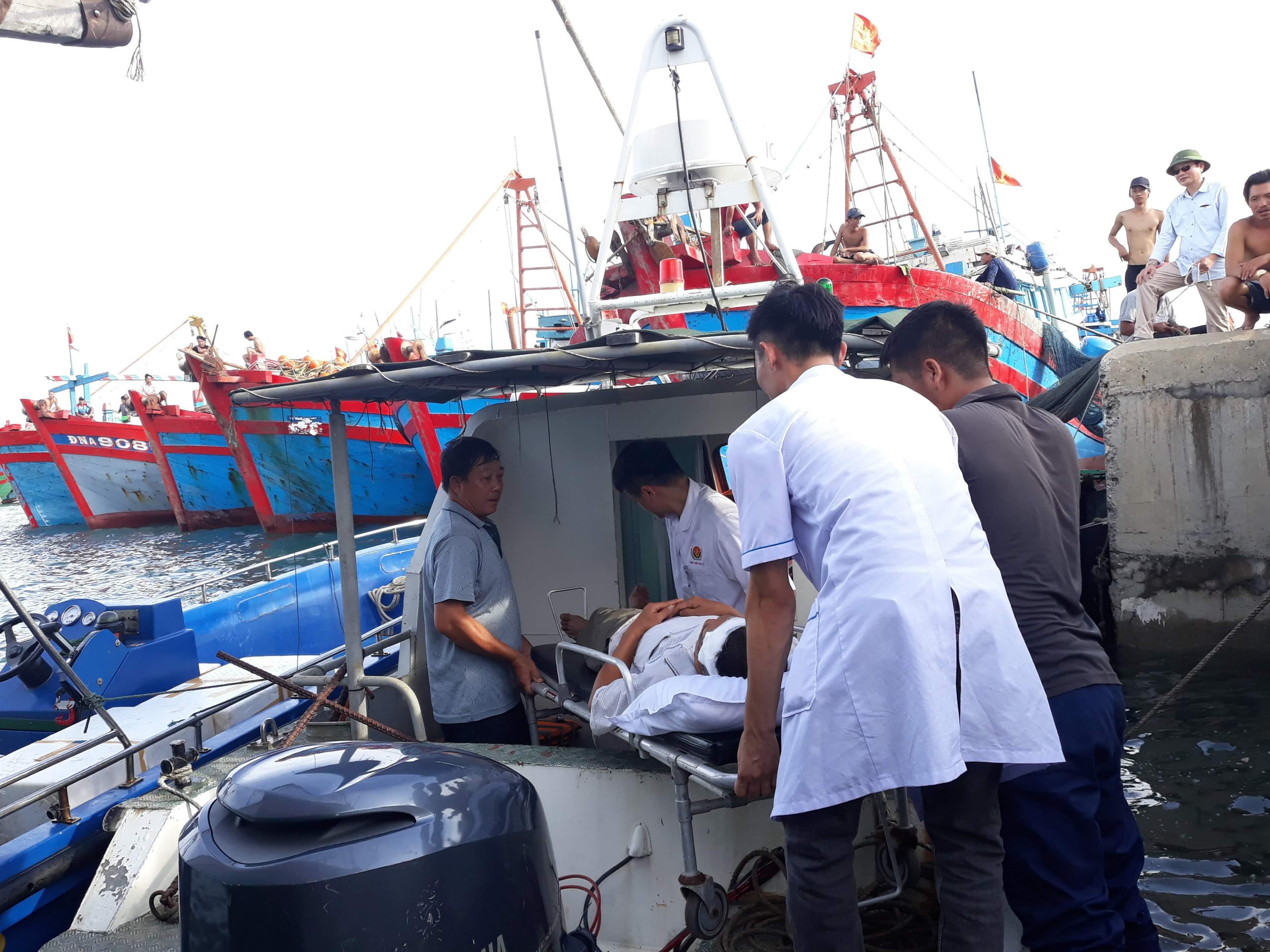 Hơn 20 năm lái ca nô vượt biển cứu người    

