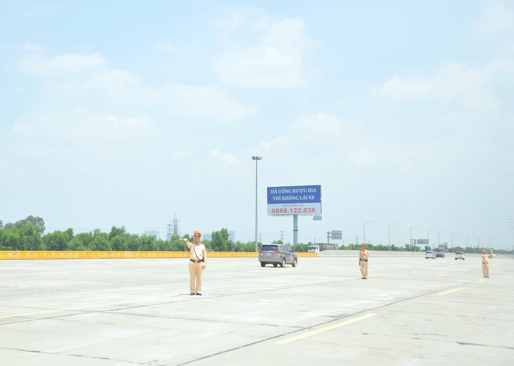 Lực lượng CSGT thuộc đội TTKSGTĐB cao tốc số 2, Cục CSGT làm nhiệm vụ giữa trời nắng nóng..