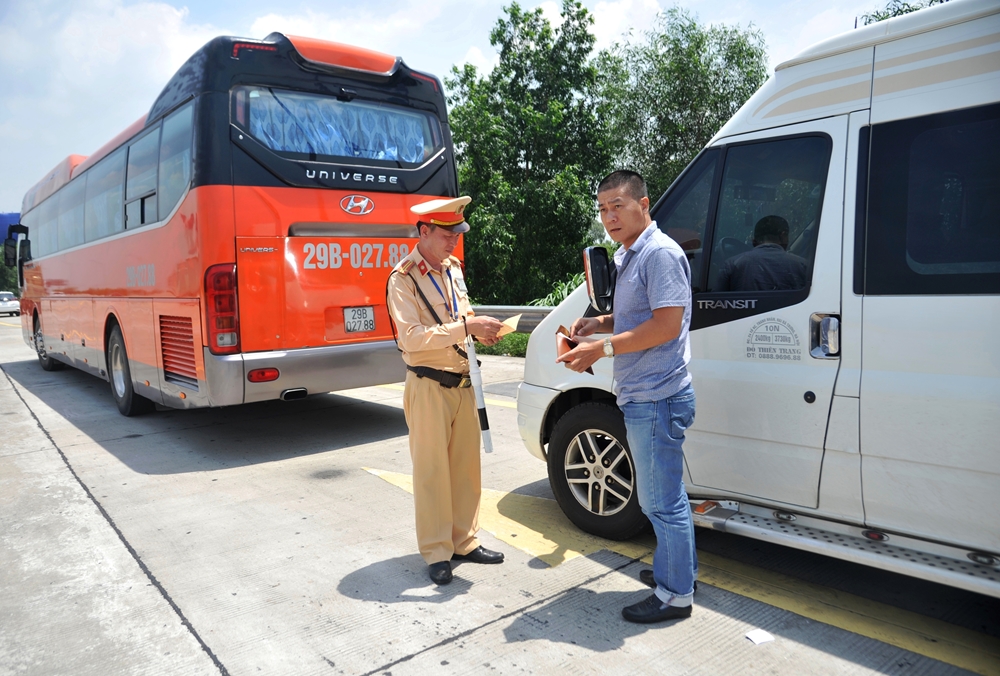 Mặc dù trời nắng nóng nhưng lực lượng CSGT vẫn thực hiện tốt nhiệm vụ được giao.