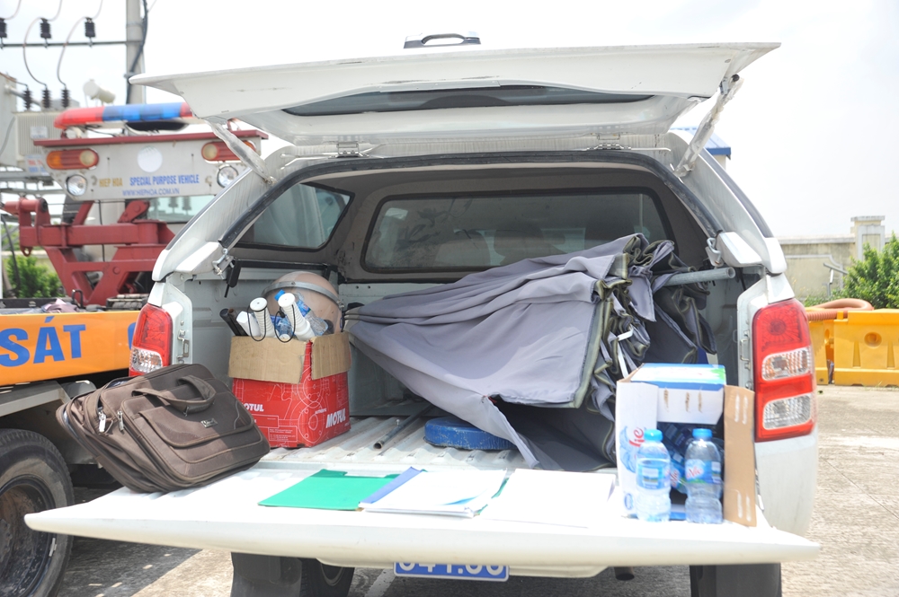 Ô, khăn, nước lọc là những thứ để trợ giúp các chiến sĩ CSGT làm giảm đi cái nóng gay gắt.