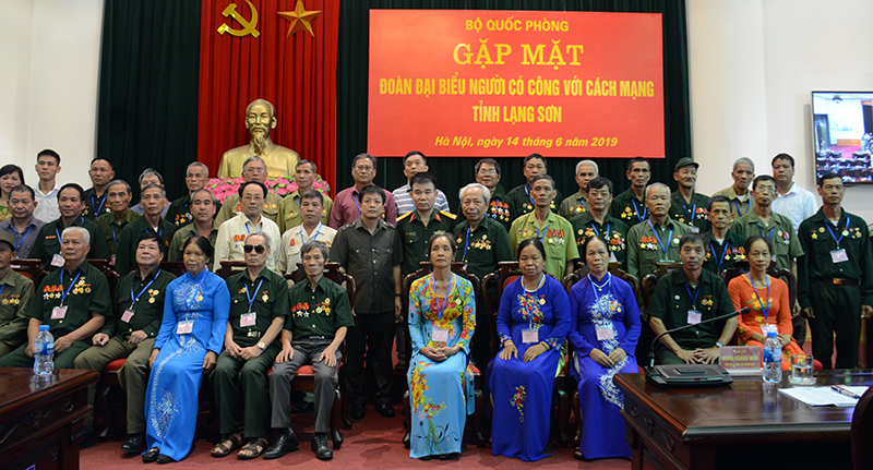 Bộ Quốc phòng gặp mặt Đoàn đại biểu người có công với cách mạng tỉnh Lạng Sơn

