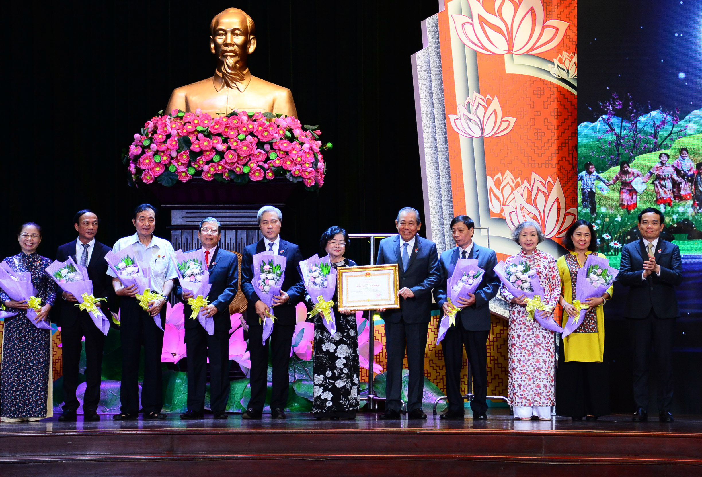 Quỹ Học bổng Vừ A Dính đón nhận Huân chương Lao động hạng Nhất