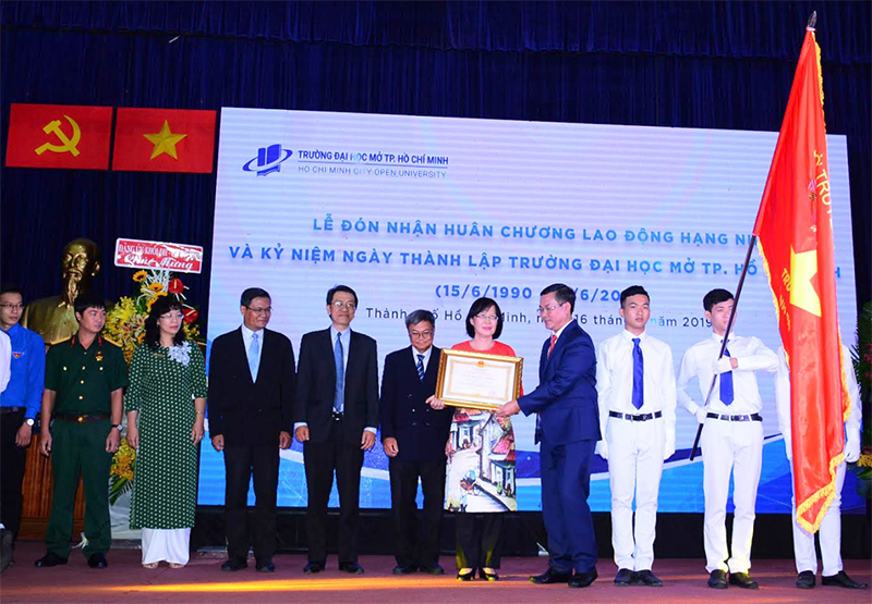Trường Đại học Mở TP Hồ Chí Minh đón nhận Huân chương Lao động hạng Nhì
