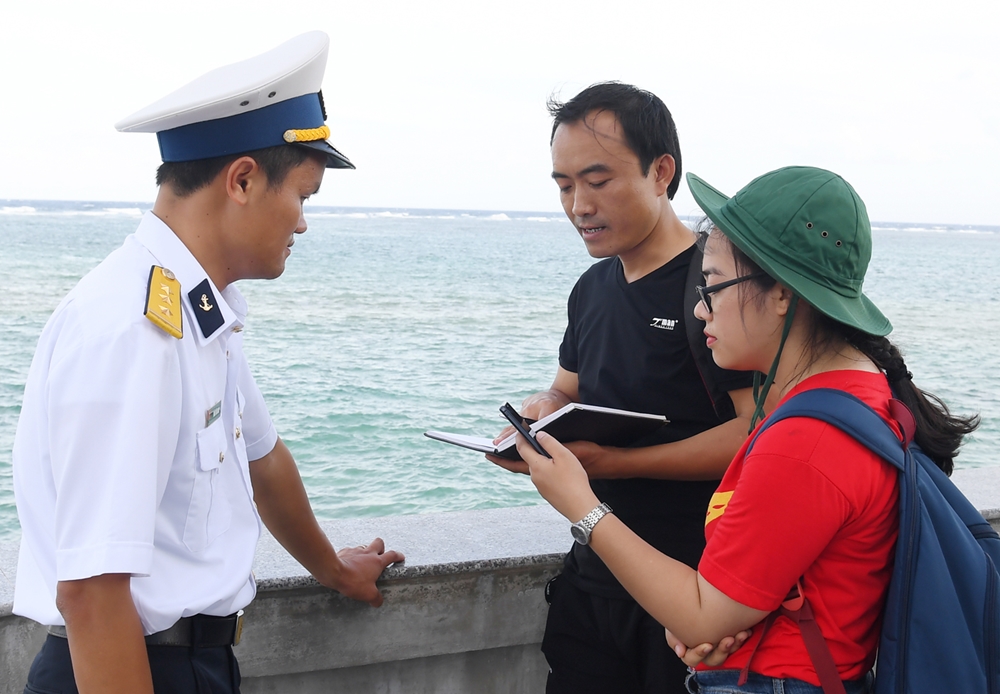 Phóng viên tác nghiệp trên đảo.