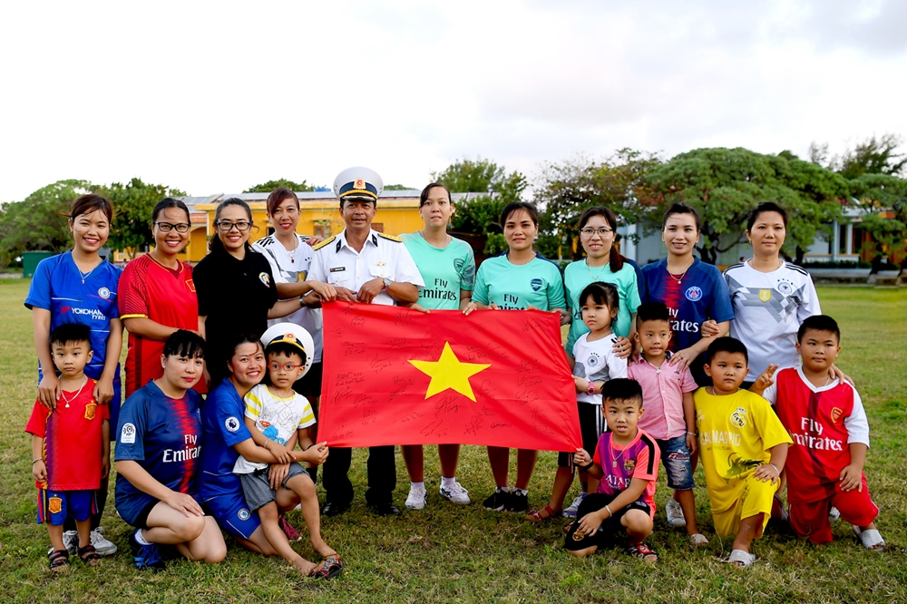 Trận giao lưu bóng đá lần đầu tiên giữa các nhà báo nữ và chị em ở xã đảo Song Tử Tây.