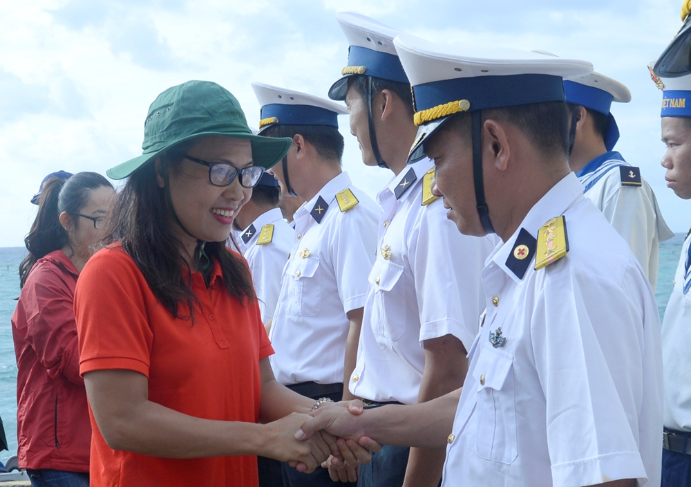 Phút chia tay cán bộ, chiến sĩ.