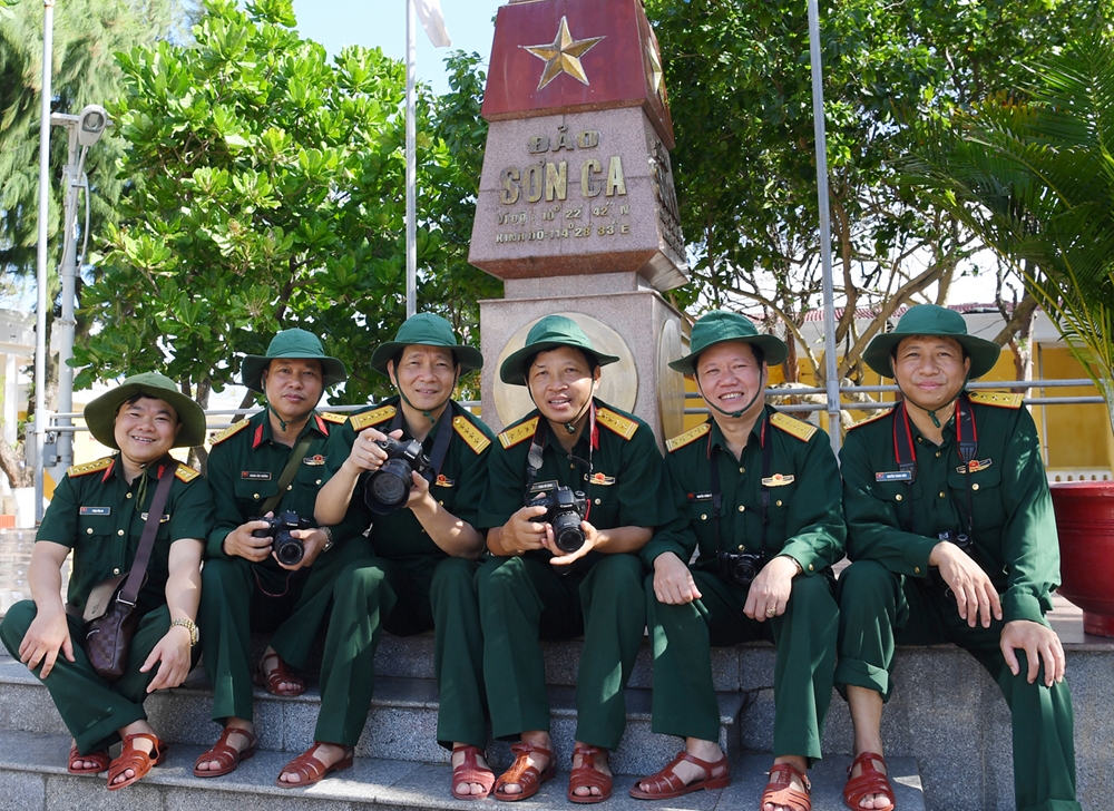 Các nhà báo bên cột mốc chủ quyền.