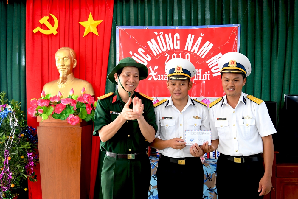 Nhà báo Nguyễn Minh Trường trao quà của Báo Quân đội nhân dân tặng cán bộ, chiến sĩ đảo Đá Thị và Đá Nam.