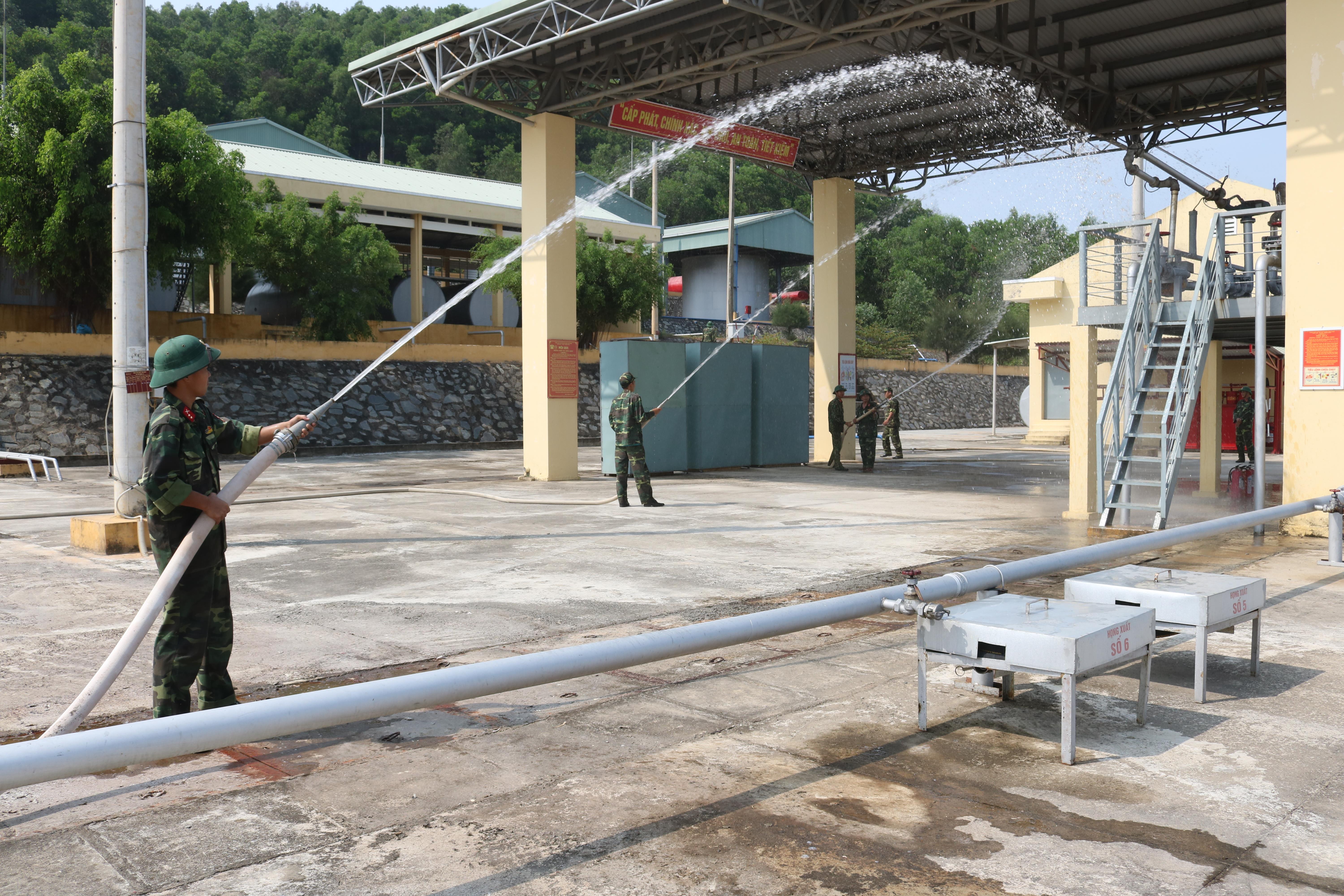 Bộ đội kho phòng ngừa “giặc lửa” từ xa

