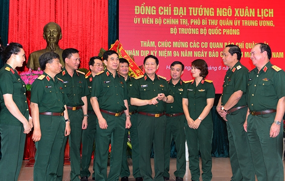 Bộ trưởng Ngô Xuân Lịch thăm và chúc mừng các cơ quan báo chí quân đội

