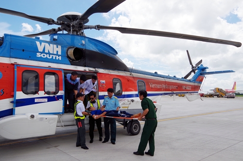 Dùng máy bay trực thăng đưa bệnh nhân từ Trường Sa về đất liền điều trị