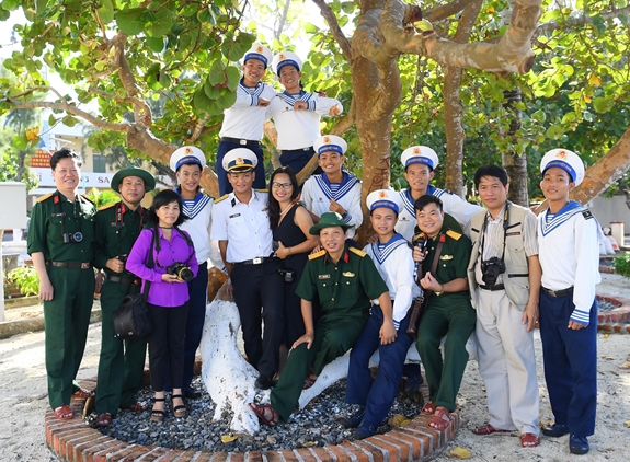 Phát huy vai trò nhà báo chiến sĩ trong sự nghiệp xây dựng và bảo vệ Tổ quốc Việt Nam xã hội chủ nghĩa