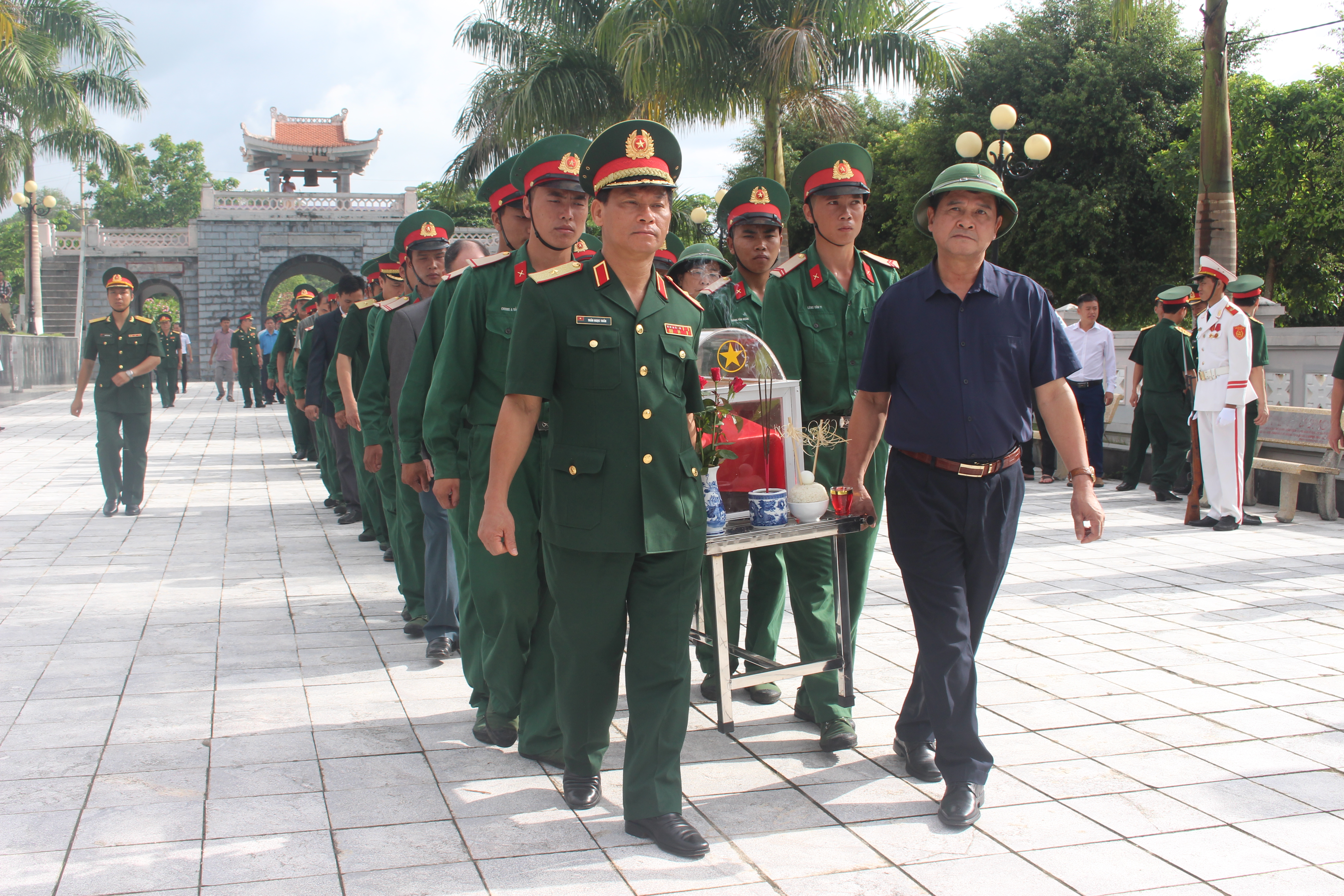 Quân khu 2 truy điệu và an táng hài cốt liệt sĩ quân tình nguyện Việt Nam hy sinh tại Lào