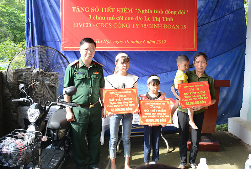 Ban Công đoàn Quốc phòng trao sổ tiết kiệm tặng 3 cháu mồ côi

