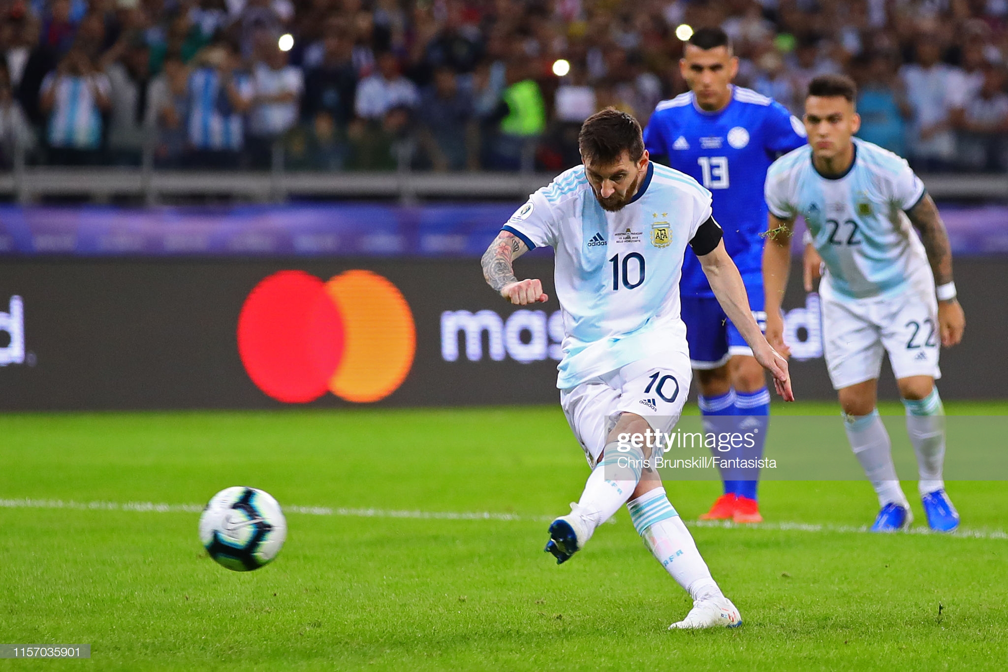 VAR giúp Argentina khỏi trận thua trước Paraguay
