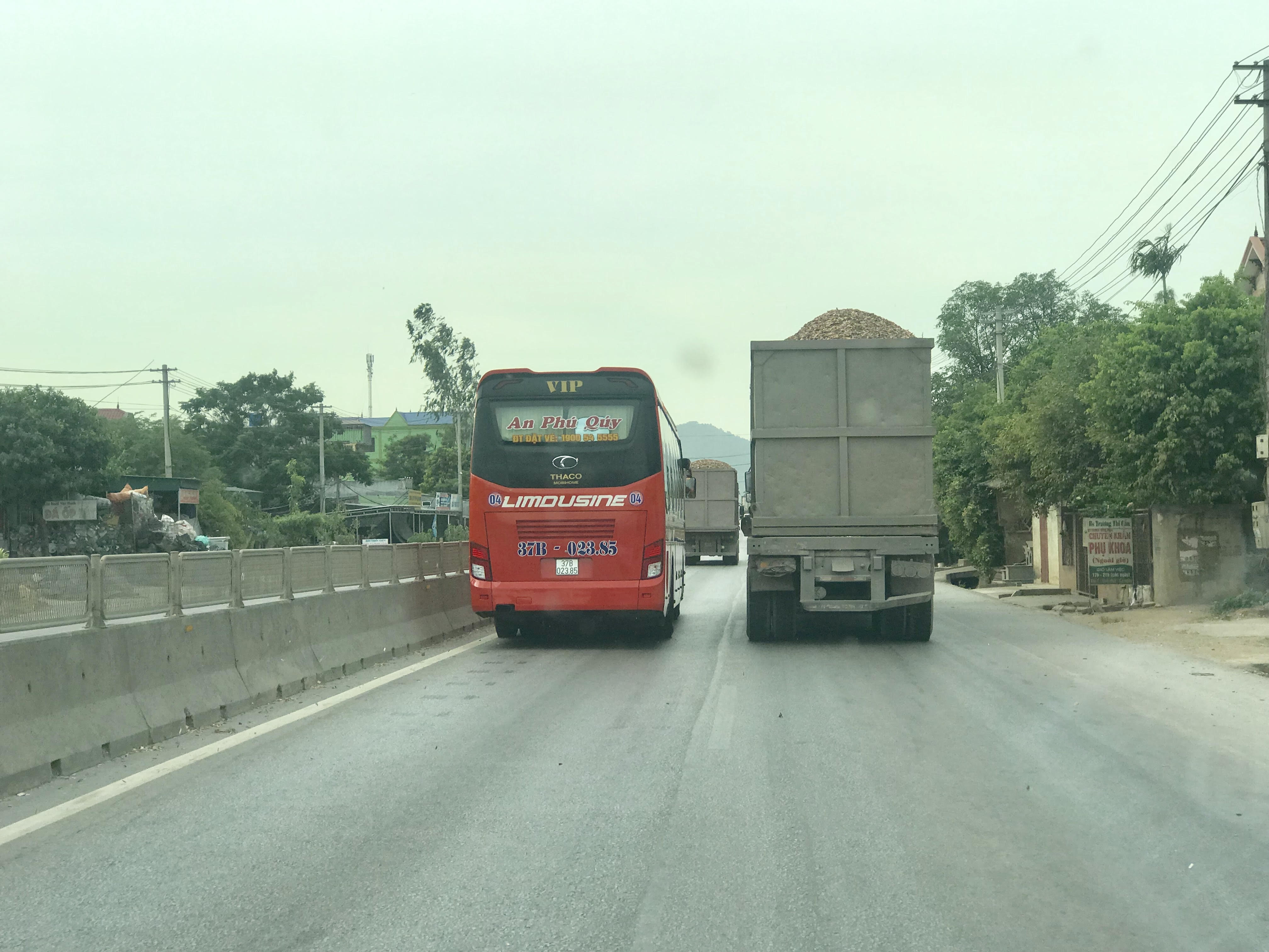 2 xe chở đá vượt ẩu, lấn làn trên Quốc lộ 1A

