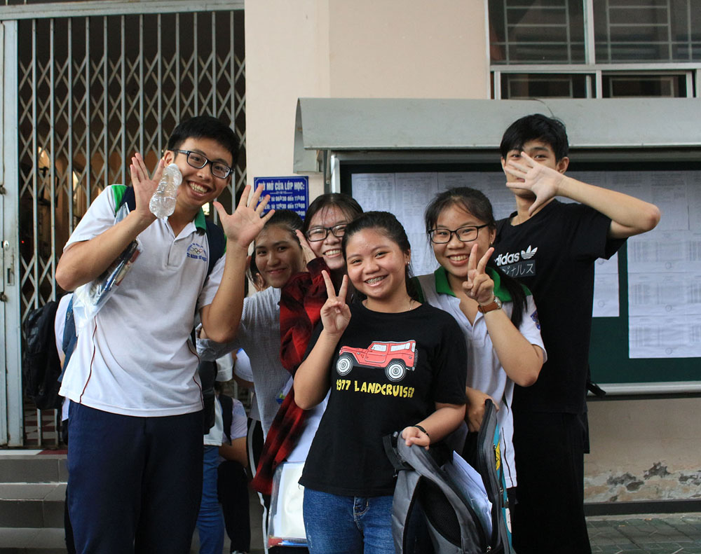 Nhiều thí sinh phấn khởi khi kết thúc kỳ thi với môn Ngoại ngữ 