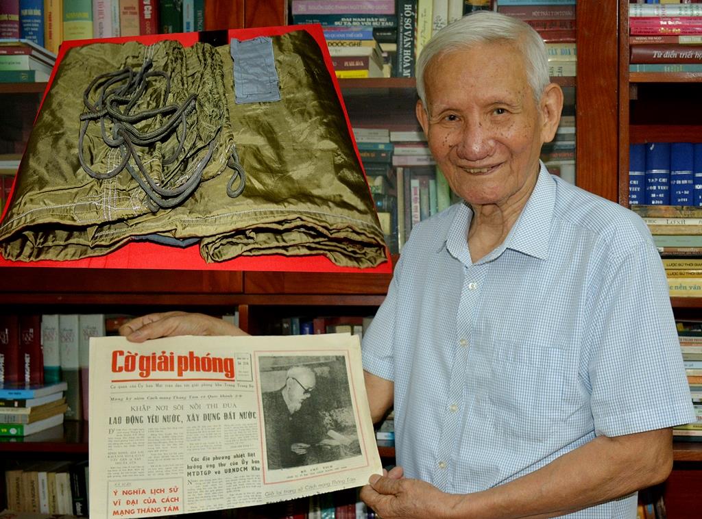 Chiếc võng dù bị rách vì đạn pháo