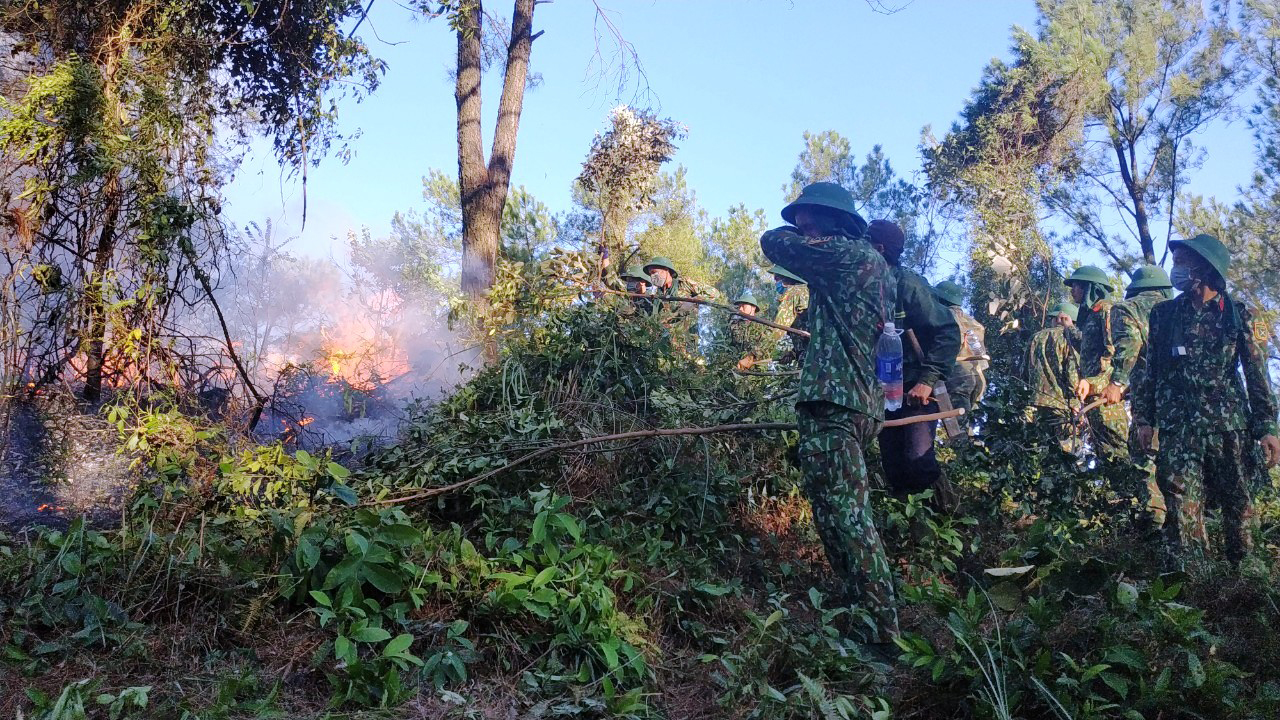 Huy động gần 200 cán bộ, chiến sĩ chữa cháy rừng tại HàTĩnh