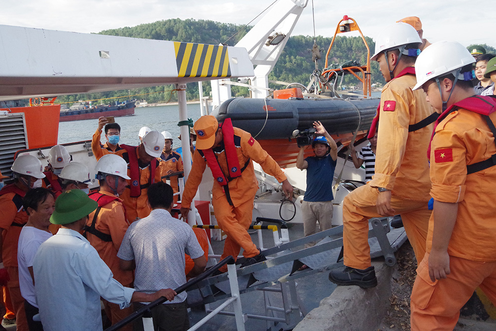 Những nạn nhân đầu tiên trong vụ đắm tàu được đưa vào bờ