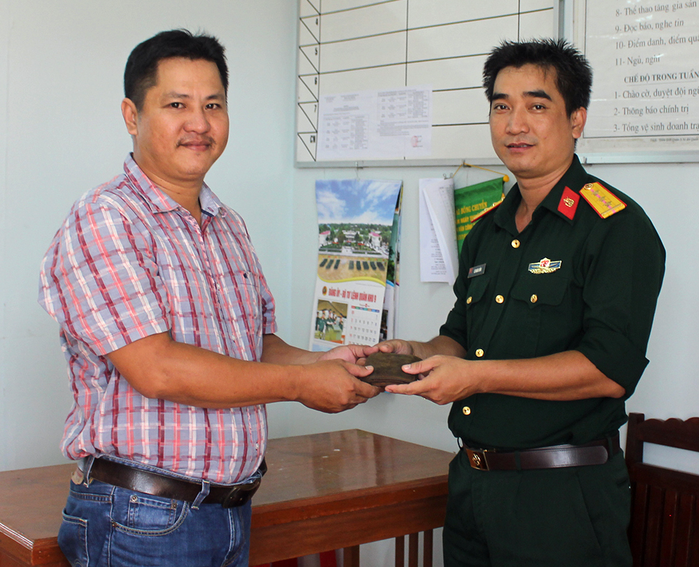 Thượng úy QNCN Lê Hoàng Chỉnh trả lại của rơi cho người bị mất
