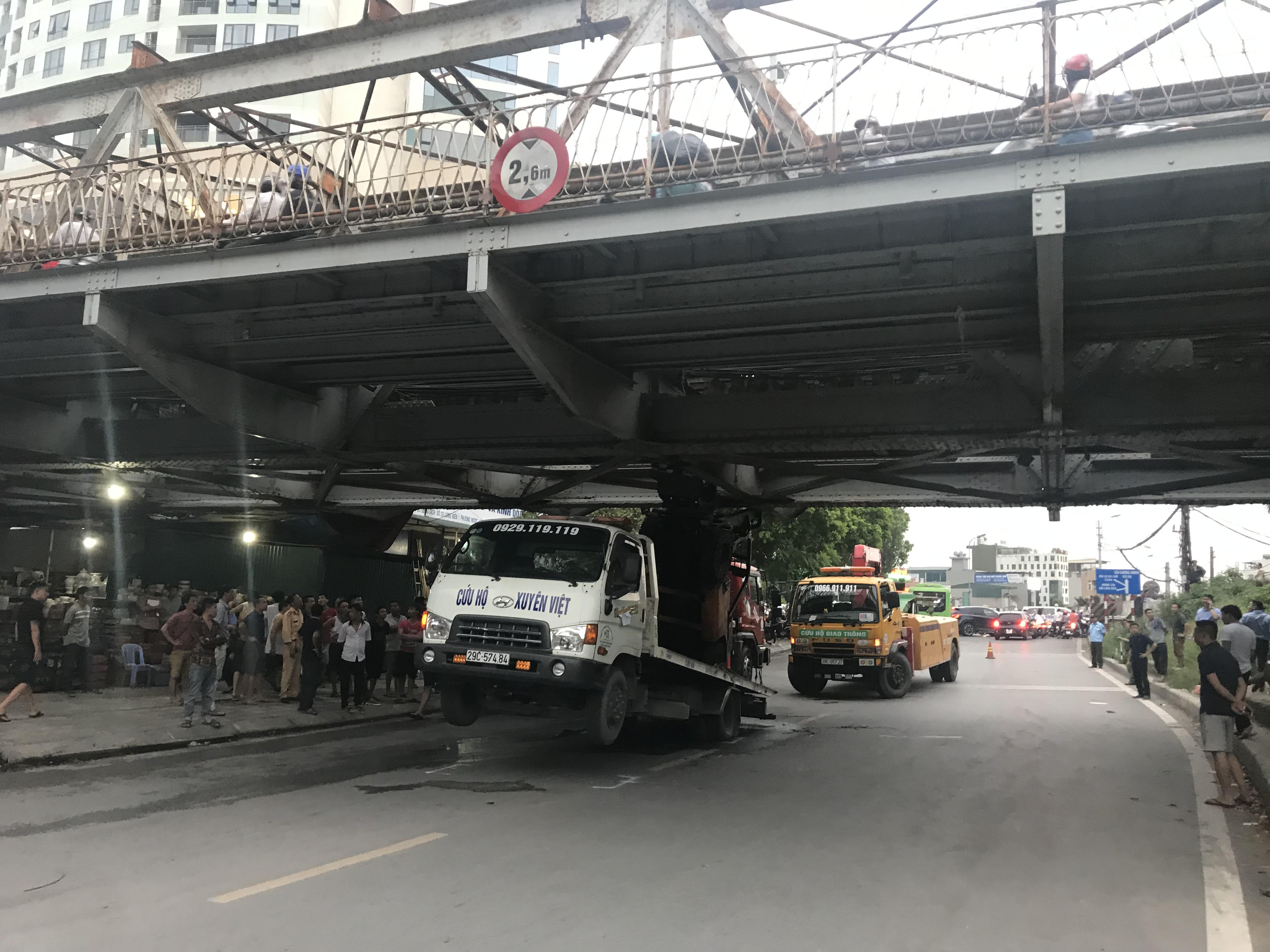 Xe cứu hộ lao vào gầm cầu Long Biên