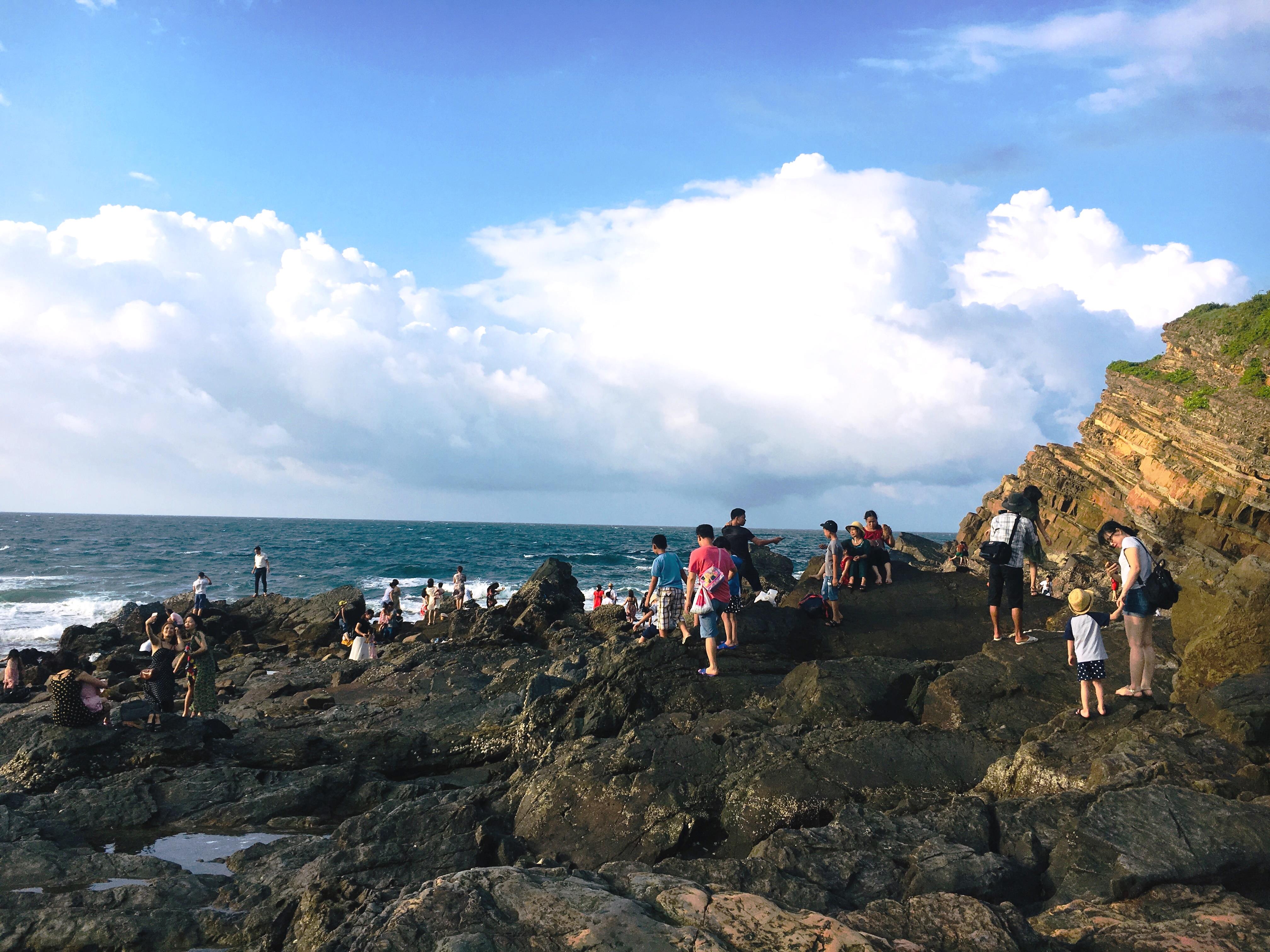 Kỳ thú bãi đá Móng Rồng